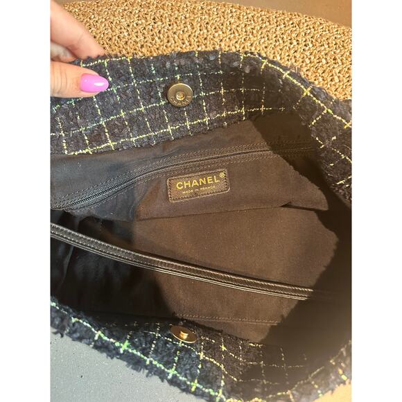 CHANEL Coco Country Camellia Tote - Picture 11 of 16